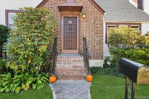 10 Oakland Ave, Yonkers, NY, 10710-3114 | Card Image