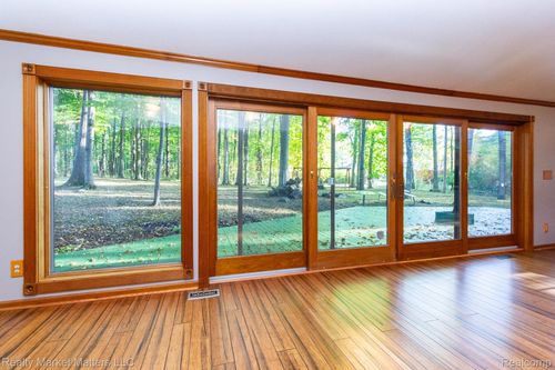 7505 Falling Leaf Ct, Flushing, MI, 48433-2255 | Card Image