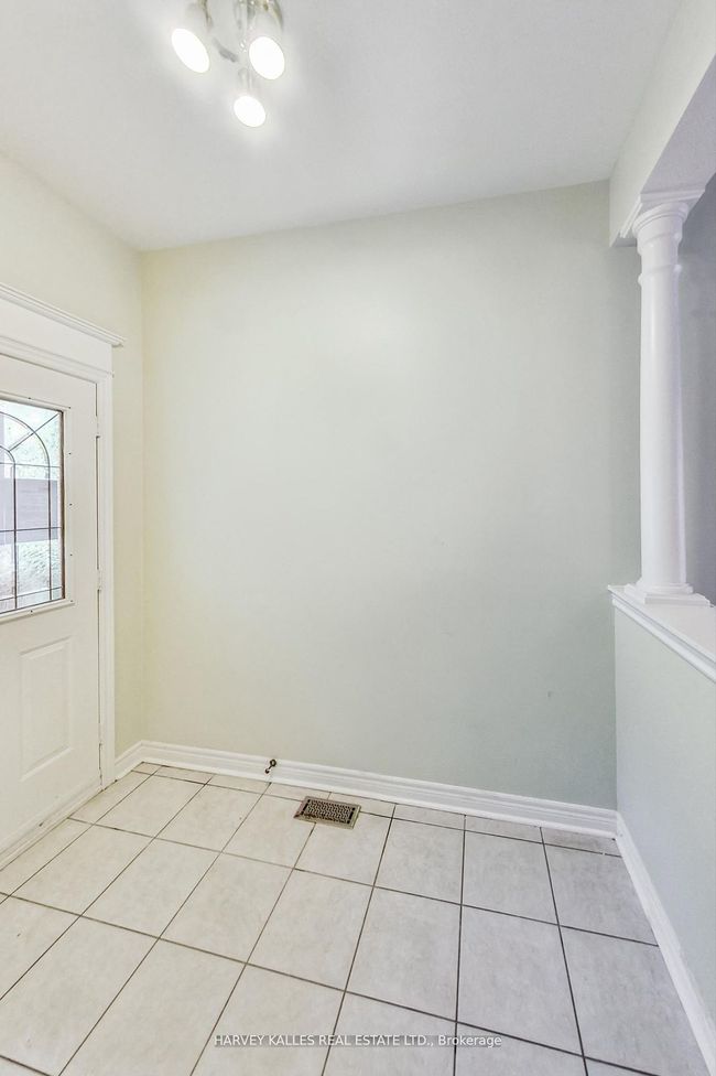 241 Denise Cir, House attached with 3 bedrooms, 3 bathrooms and 3 parking in Newmarket ON | Image 4