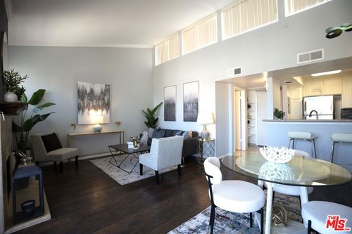 327-5325 Newcastle Ave, Encino, CA, 91316-4245 | Card Image