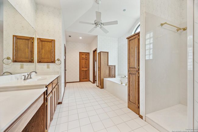 640 Woodlake Dr, House other with 5 bedrooms, 5 bathrooms and null parking in Mcqueeney TX | Image 17