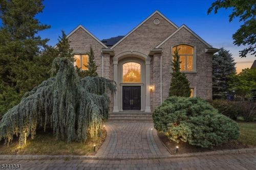 4 Centennial Ct, Totowa, NJ, 07512-1652 | Card Image