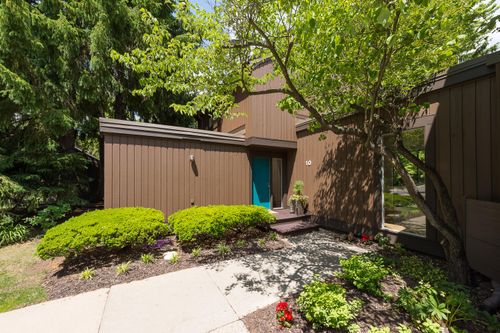 10 Westbury Ct, Ann Arbor, MI, 48105-1411 | Card Image