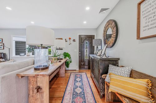 1233 6th St, West Babylon, NY, 11704-4547 | Card Image