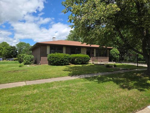 668 Lee Dr, Crystal Lake, IL, 60014-7457 | Card Image