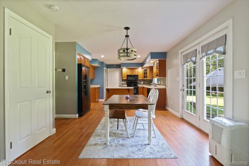 7080 Oak Park Dr, Vassar, MI, 48768-9121 | Card Image