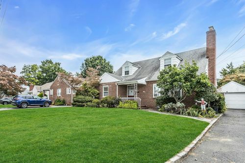 8 Fox St, Glen Cove, NY, 11542-3810 | Card Image