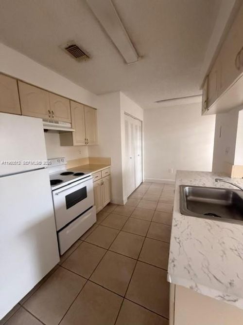 4-17500 Nw 67th Pl, Hialeah, FL, 33015-5844 | Card Image