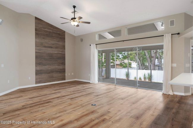 11242 Riddle Dr, House other with 3 bedrooms, 3 bathrooms and null parking in SPRING HILL FL | Image 13