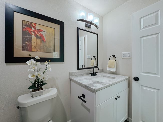 Full bath with vanity and toilet | Image 28
