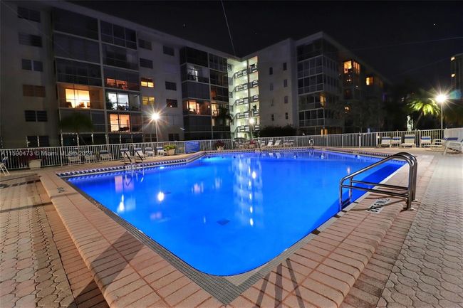 R209 - 3010 Marcos Dr, Condo with 1 bedrooms, 1 bathrooms and null parking in Aventura FL | Image 33