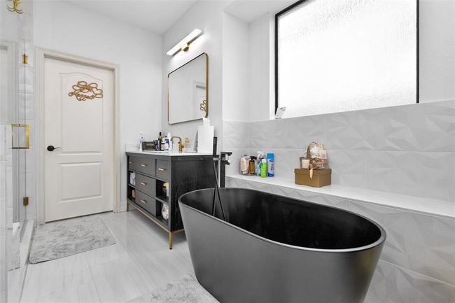 Show stopping soaking tub. | Image 26