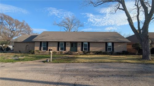 1122 W 6th St, McGregor, TX, 76657-2062 | Card Image