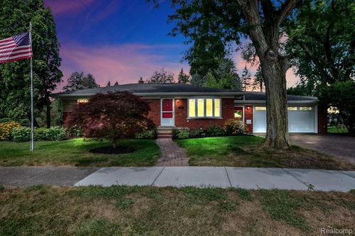 5617 Westfalen Dr, Shelby Twp, MI, 48317-1372 | Card Image