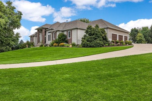 2470 Westwind Ln, Cedar Rapids, IA, 52411-8108 | Card Image