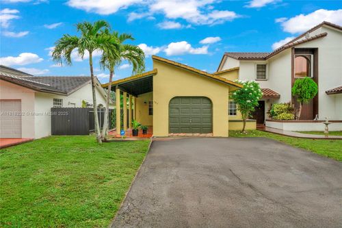 7517 N Augusta Dr, Hialeah, FL, 33015-2072 | Card Image