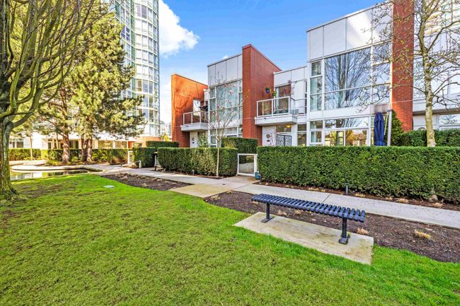 3R - 1077 Marinaside Crescent, Townhouse with 2 bedrooms, 2 bathrooms and 1 parking in Vancouver BC | Image 2