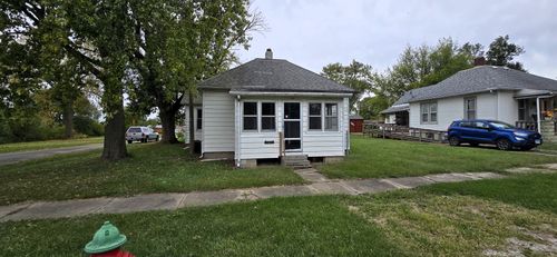 104 N Douglas St, Gilman, IL, 60938-1129 | Card Image