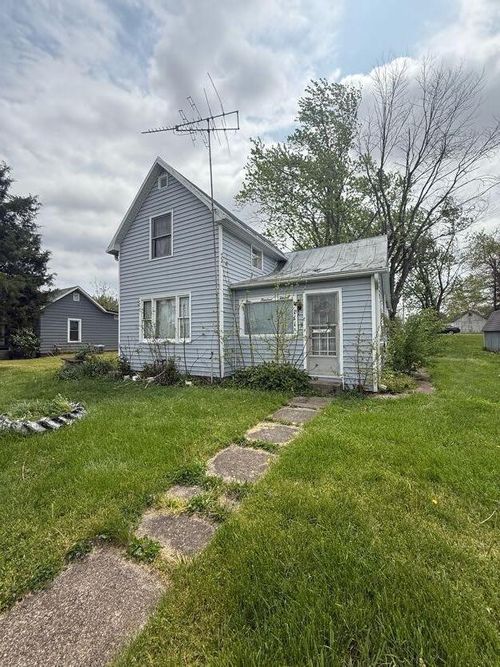 111 Hamilton St, New Holland, OH, 43145-3209 | Card Image