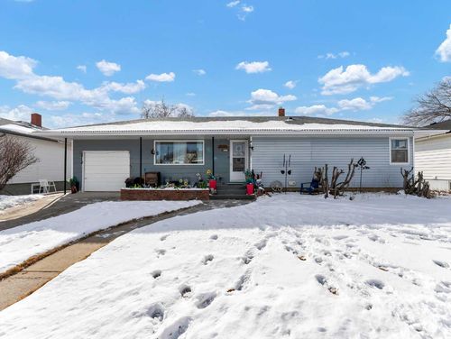 421 9 St Sw, Medicine Hat, AB, T1A4P2 | Card Image