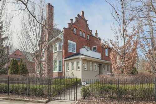 4-74 South Dr, Toronto, ON, M4W1R5 | Card Image