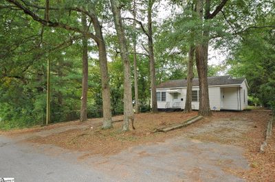 303 Southview Drive, Home with 2 bedrooms, 2 bathrooms and null parking in Laurens SC | Image 1