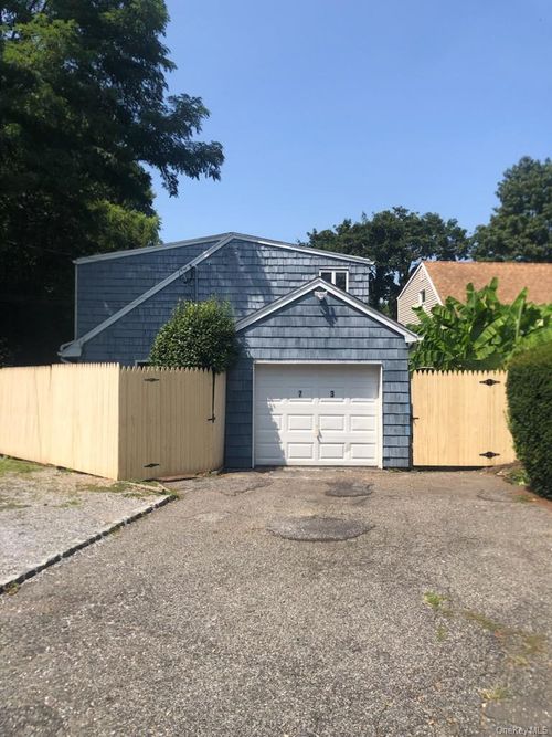 73 Railroad St, Greenlawn, NY, 11740-1218 | Card Image