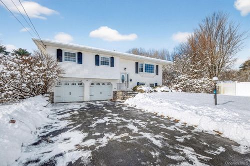 2 Blue Hills Ct, Saugerties, NY, 12477-2216 | Card Image
