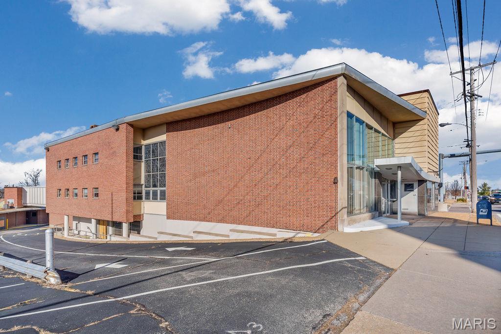 8301 Gravois Rd, Saint Louis, MO 63123