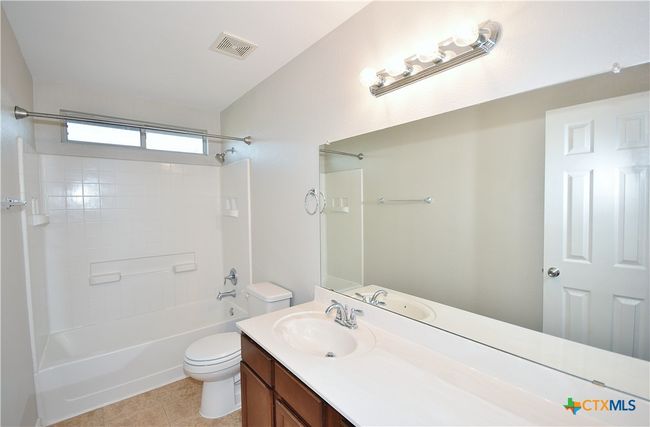 Upstairs bathroom | Image 28