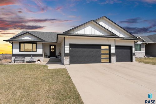 1116 N Archer Dr, Sioux Falls, SD, 57103-1217 | Card Image