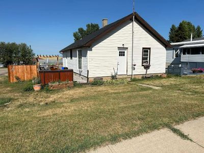 213 1 Ave, House other with 2 bedrooms, 1 bathrooms and 4 parking in Torrington AB | Image 2