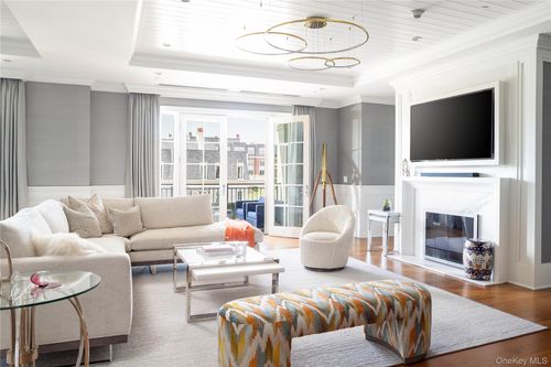 21052103-2000 Royal Ct, New Hyde Park, NY, 11040-2621 | Card Image