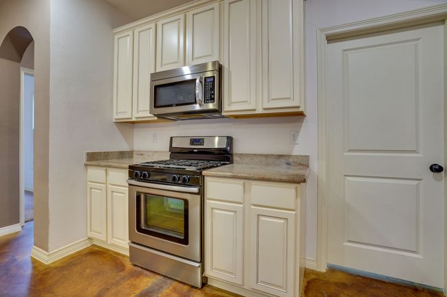 617 E Worth St, House other with 3 bedrooms, 2 bathrooms and null parking in Grapevine TX | Image 10