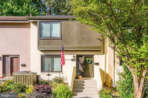 2002 Golf Course Dr, RESTON, VA, 20191-3802 | Card Image