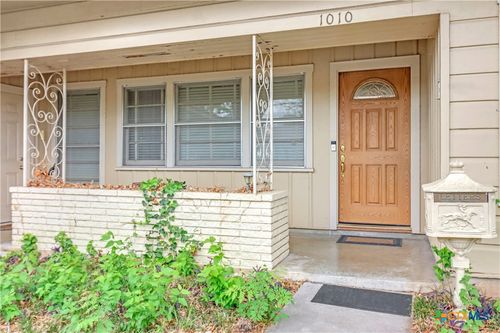 1010 E Humphreys St, Seguin, TX, 78155-4619 | Card Image