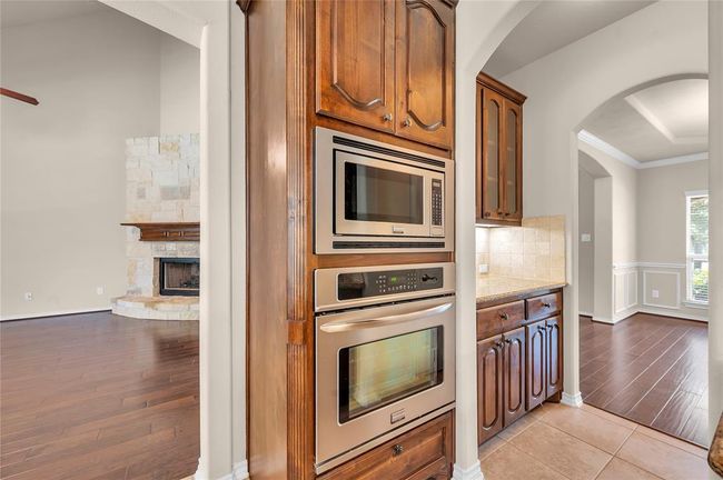 Enjoy the convenience of a sleek built-in oven and microwave. | Image 11