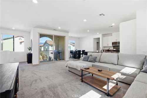 1-16651 Snowdrop, Fontana, CA, 92336 | Card Image