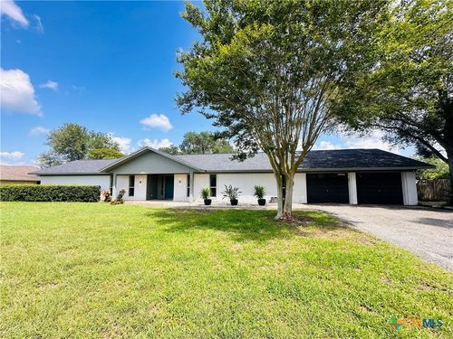 123 Oak Ridge Dr, Yoakum, TX, 77995-1918 | Card Image