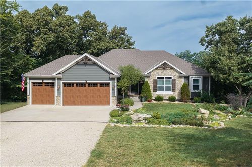 17361 Blue Moon Ln, Tonganoxie, KS, 66086-3303 | Card Image