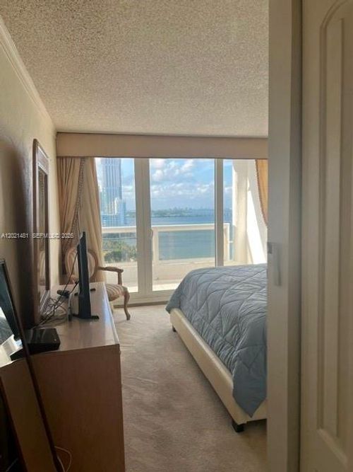 a-2136-1717 N Bayshore Dr, Miami, FL, 33132-1158 | Card Image