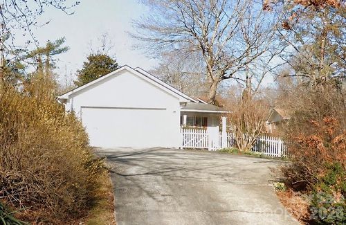 105 Amelia Dr, Hendersonville, NC, 28792-2101 | Card Image