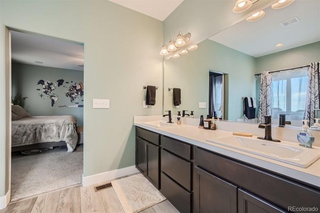 Second primary bathroom or full bath 4 on upper floor | Image 33