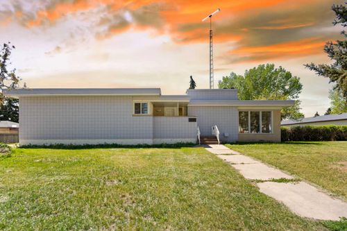 419 5 St, Beiseker, AB, T0M0G0 | Card Image