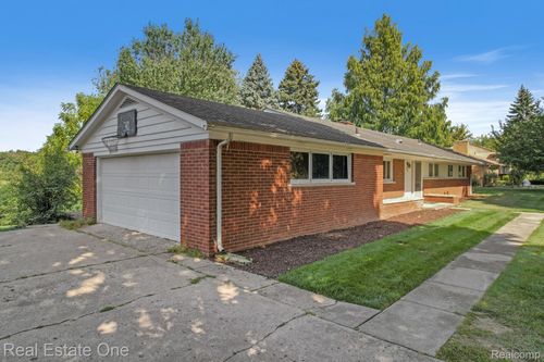 2460 Turner St, West Bloomfield, MI, 48323-3261 | Card Image