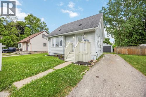 136 Chestnut Ave, Sarnia, ON, N7T4L8 | Card Image