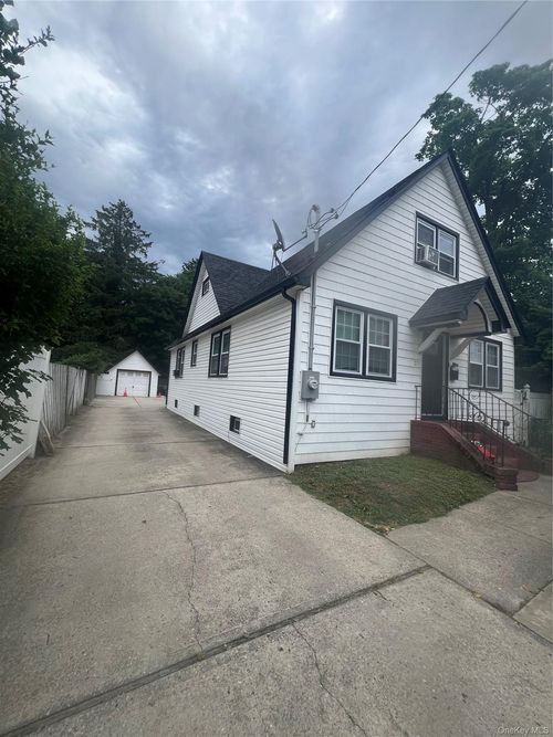 27 Brook Ave, Bay Shore, NY, 11706-7414 | Card Image