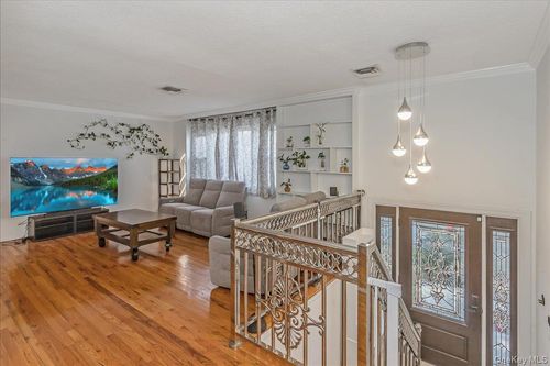 93 Searingtown Rd, Albertson, NY, 11507-1513 | Card Image