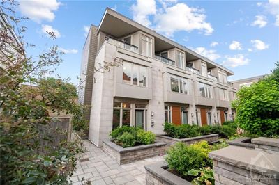 346 Ravenhill Ave E, Townhouse with 2 bedrooms, 3 bathrooms and 1 parking in Ottawa ON | Image 1