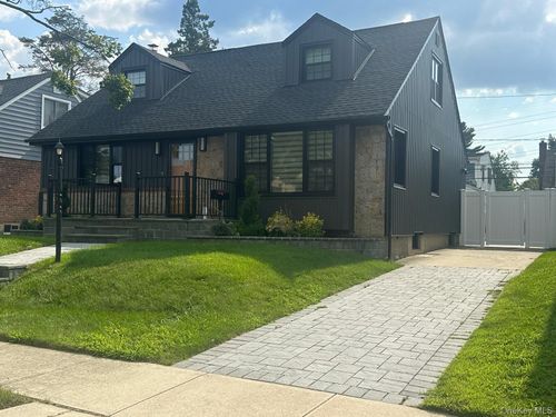 63 Pembrook Dr, Mineola, NY, 11501-2121 | Card Image